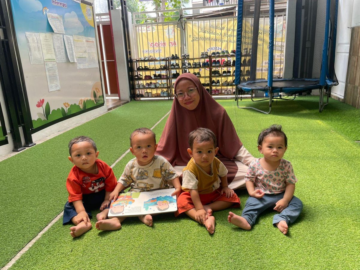 Guru dan anak-anak bermain bersama di Daycare An Nisaa' Sekolahku Metland