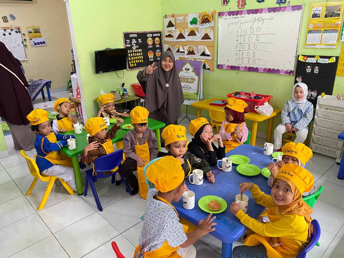 Anak-anak belajar dan beraktivitas bersama guru di kelas An Nisaa' Sekolahku