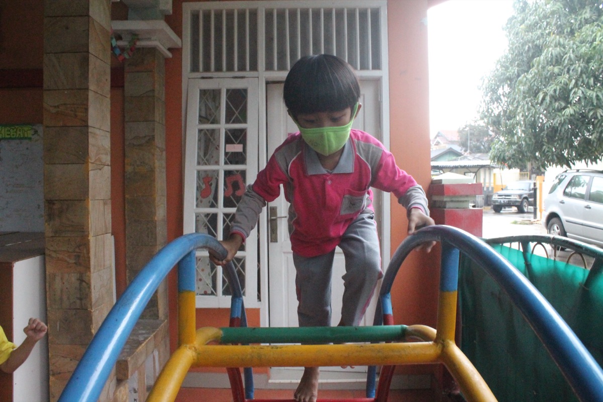 Bermain di Playground - Fasilitas bermain outdoor aman TKIT Annisaa