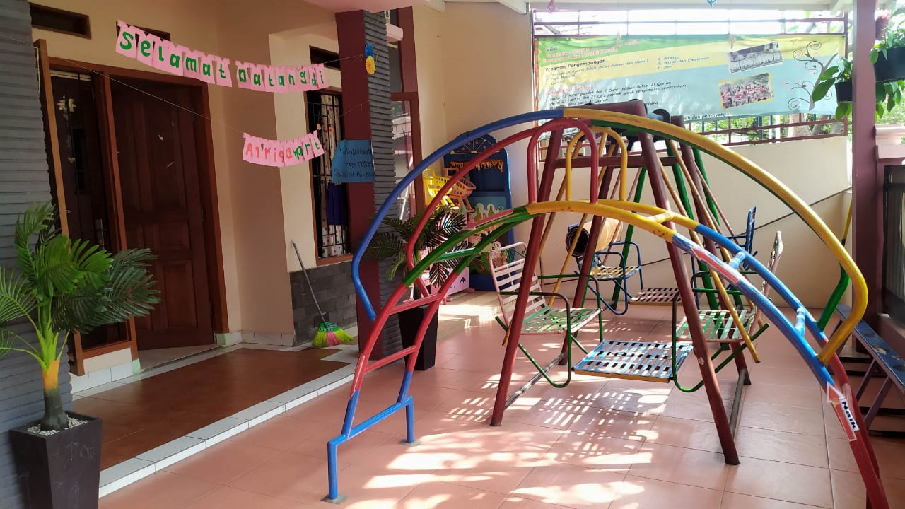 Kegiatan D'Care - Anak-anak daycare bermain dan belajar dengan penuh kasih sayang