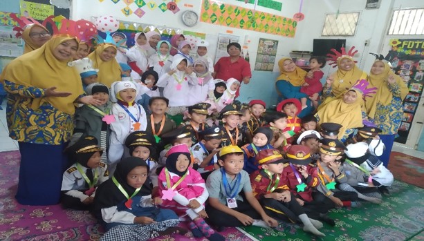 Kegiatan Hari Profesi - Presentasi profesi anak-anak TK Islam