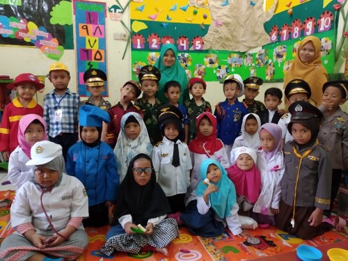 Peringatan Hari Profesi - Anak-anak berdandan sebagai profesi