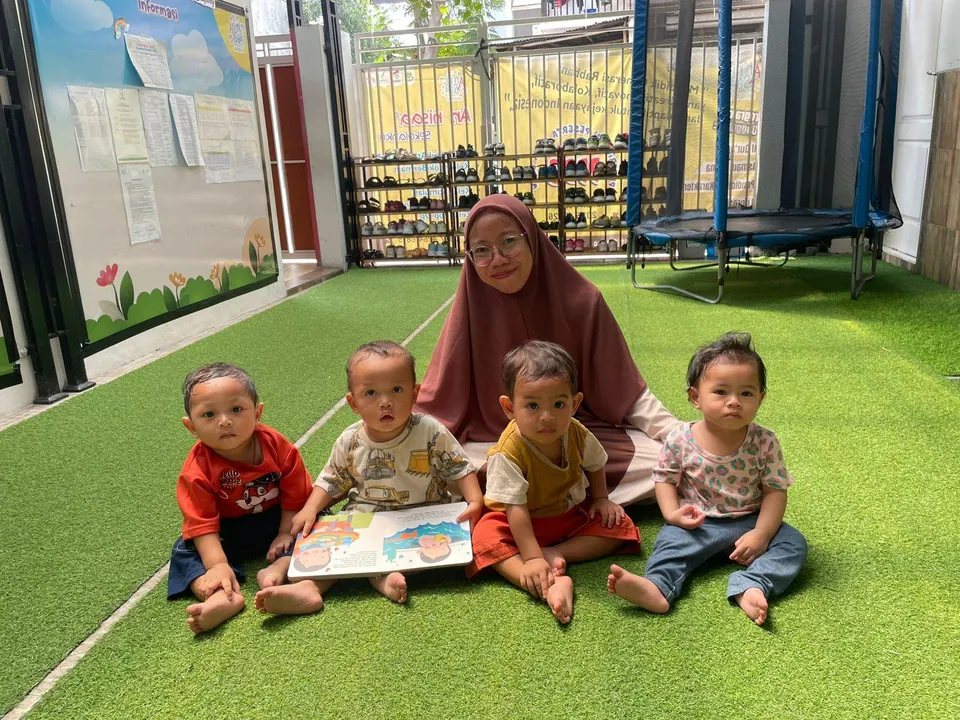 Kegiatan Daycare Metland - anak-anak daycare bermain bersama guru