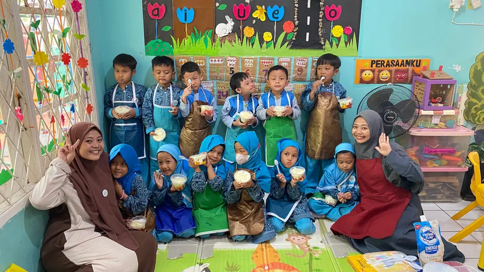 Kegiatan fun cooking kelas B1 - anak-anak memasak dan makan bersama guru