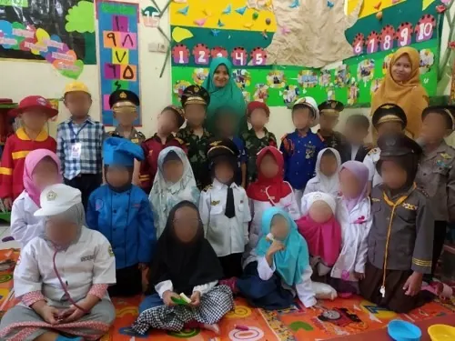 Peringatan Hari Profesi - Anak-anak berdandan sebagai profesi