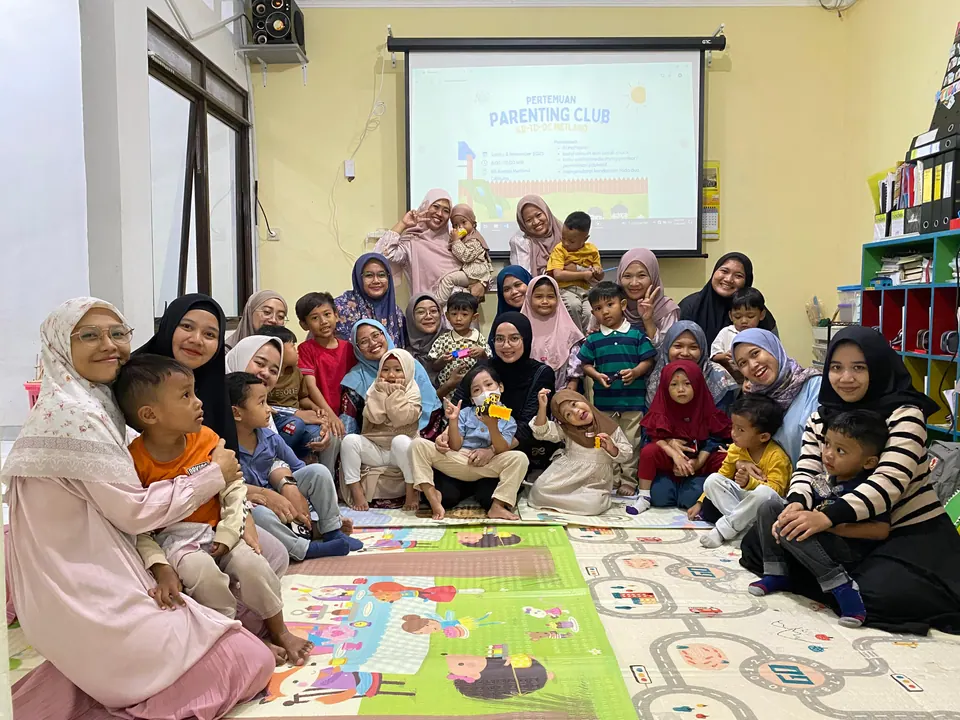Pertemuan bulanan orang tua dan guru Kelompok Bermain